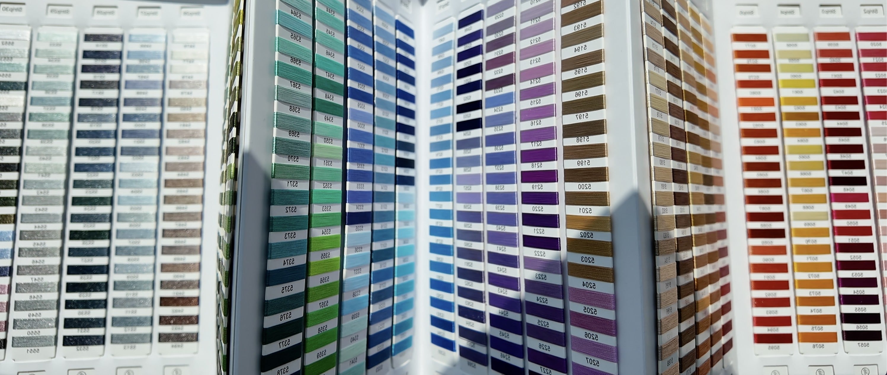 Wound color card — all 570 SILKhee colors as real thread on one card